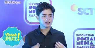 Aliando Syarief memenangkan Kategori Male Celeb Twitter 2K16 di Indonesian Social Media Awards (ISMA) 2K16. Sebenarnya seperti apa sih cara Aliando menggunakan sosial media?