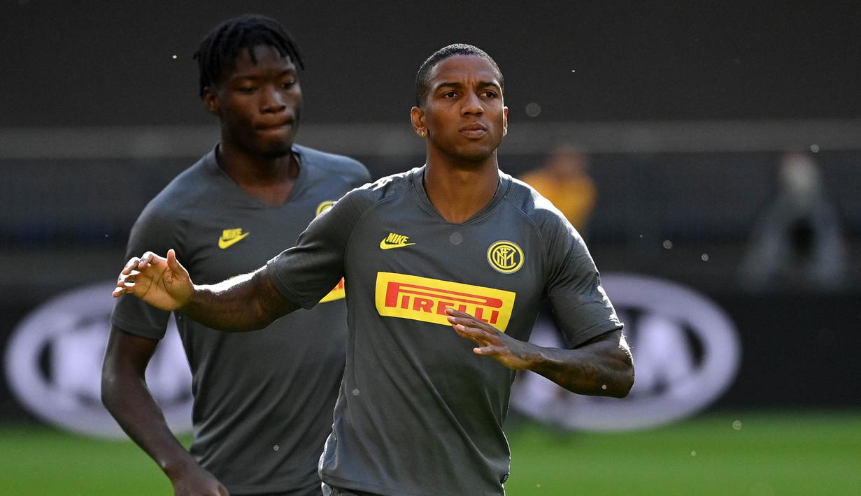 Bek Inter Milan, Ashley Young, melakukan latihan jelang laga Liga Europa di Gelsenkirchen, Jerman, Selasa (4/8/2020). Inter Milan akan berhadapan dengan Getafe. (Photo by Ina Fassbender / various sources / AFP)