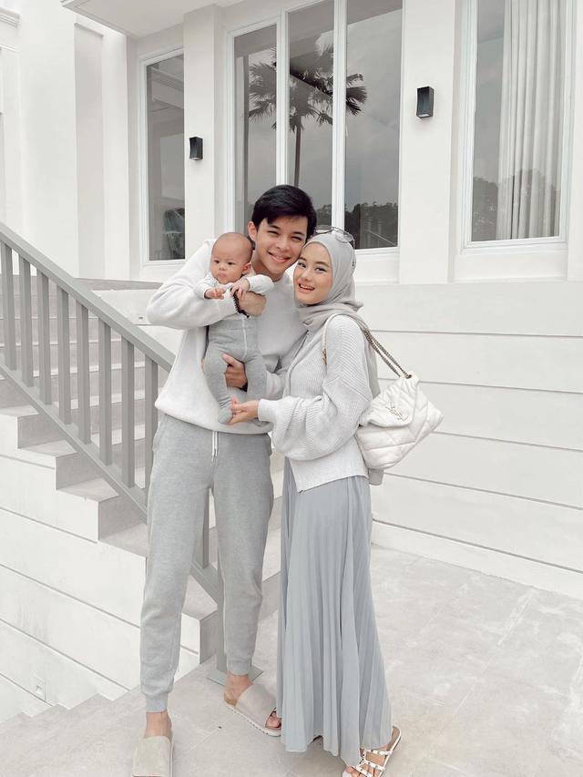 10 OOTD Kompak ala Keluarga Dinda Hauw dan Rey Mbayang, Family Goals Panutan