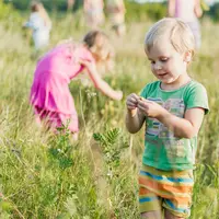 Mereka belajar bersyukur sekaligus menumbuhkan empati terhadap makhluk hidup dan lingkungan sekitar. (Foto: Vitolda Klein/Unsplash)