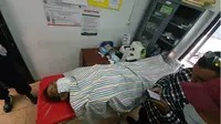 Yohanes Ola Mukin (47), warga perumahan Manulai II Kecamatan Alak Kota Kupang, NTT meninggal dunia di ruang tunggu bandara El Tari Penfui Kupang, Rabu (15/1/2020) siang. (Liputan6.com/Ola Keda)