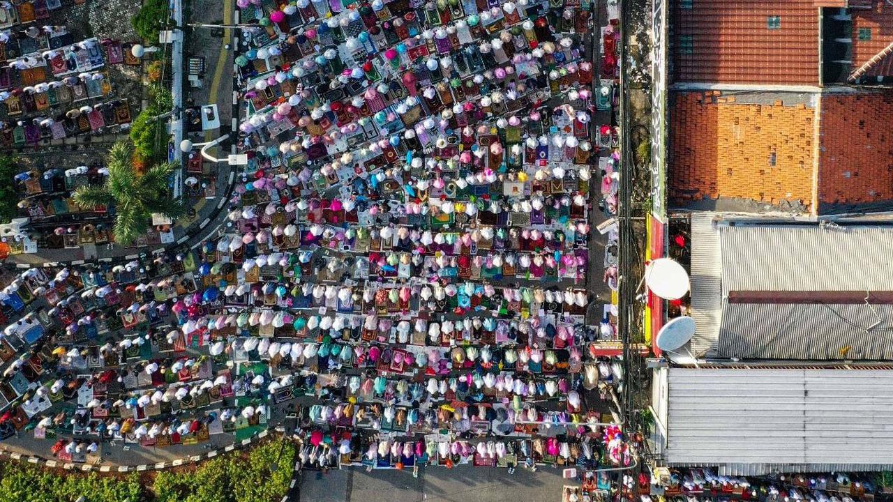 Ribuan umat Islam tumpah ruah melaksanakan ibadah salat Idulfitri di sisi kanan dan kiri Gereja Koinonia Jatinegara, Jakarta Timur, Rabu (10/4/2024). (Liputan6.com/Angga Yuniar)