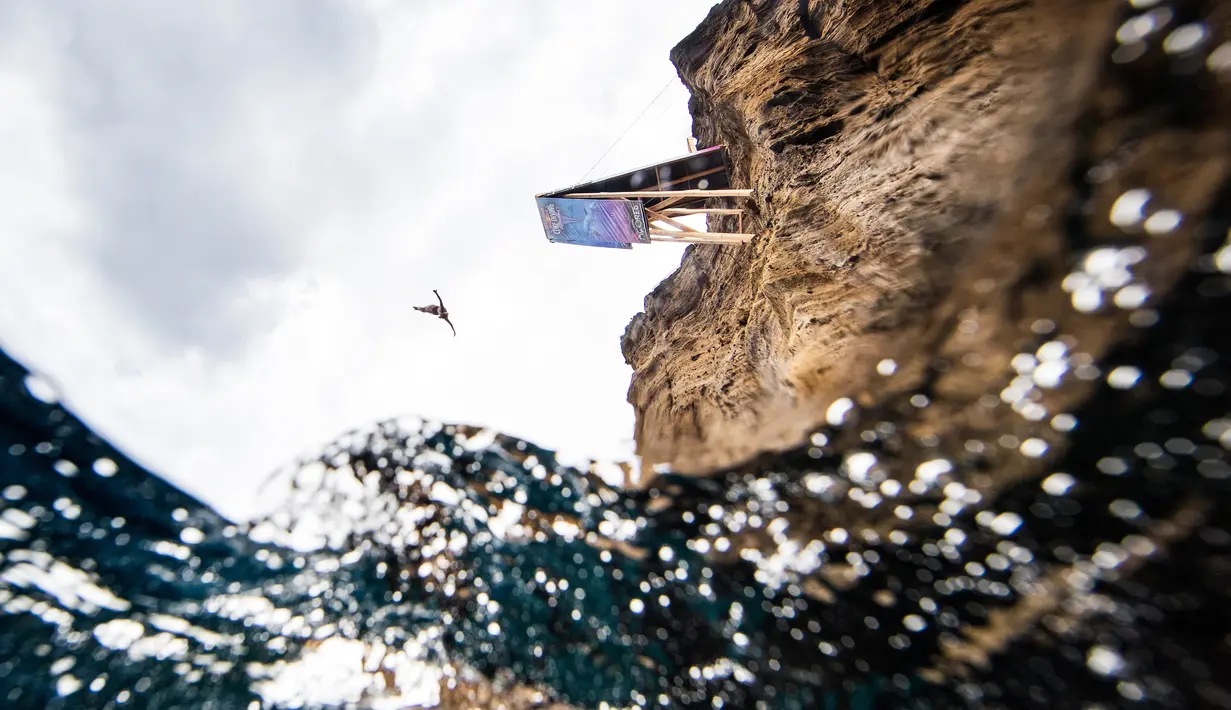 Peserta asal Meksiko, Adriana Jimenez, melakukan lompatan setinggi 21 meter dari tebing Islet Franca do Campo pada kompetisi Red Bull Cliff Diving World Series di Sao Miguel, Portugal, 7 Juli 2017. (Romina Amato/Red Bull Content Pool via AP Images)