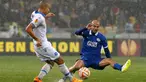 Duel panas terjadi di leg kedua semifinal Europa League antara Dnipro Dnipropetrovsk dengan Napoli di NSK Olimpijs'kjv Stadium, Jumat (15/5/2015). Dnipro Dnipropetpovsk menang 1-0 atas Napoli. (REUTERS/Valentyn Ogirenko)