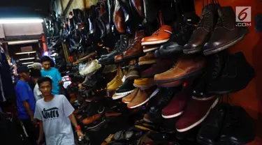 Pengunjung mencari sepatu di pusat perbelanjaan, Jakarta, Selasa (3/7). Asosiasi Persepatuan Indonesia (Asprisindo) meyakini pertumbuhan industri alas kaki lebih baik tahun ini yang didorong oleh realisasi beberapa pabrik baru. (Liputan6.com/Angga Yuniar)