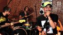 Vokalis Iis 'Rodinda' bersama Marcell Siahaan saat latihan singel berjudul "Indonesia Bersatu" di Nu Straight Studio Cipete, Jakarta, Selasa (14/11). (Liputan6.com/Helmi Afandi)