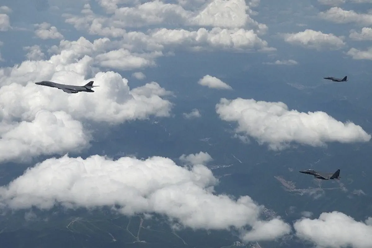 Foto yang disediakan oleh Kementerian Pertahanan Korea Selatan menunjukkan pengebom B-1B Angkatan Udara AS dan jet tempur Korea Selatan F-15K terbang di atas Semenanjung Korea.