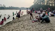 Kemarau Ubah Sungai Way Kanan Jadi 'Pantai' Dadakan