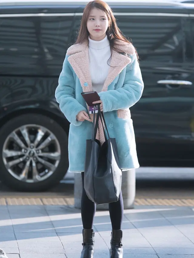 [Bintang] Bertubuh Petite, Airport Fashion IU Dulu dan Sekarang Selalu Terlihat Attractive