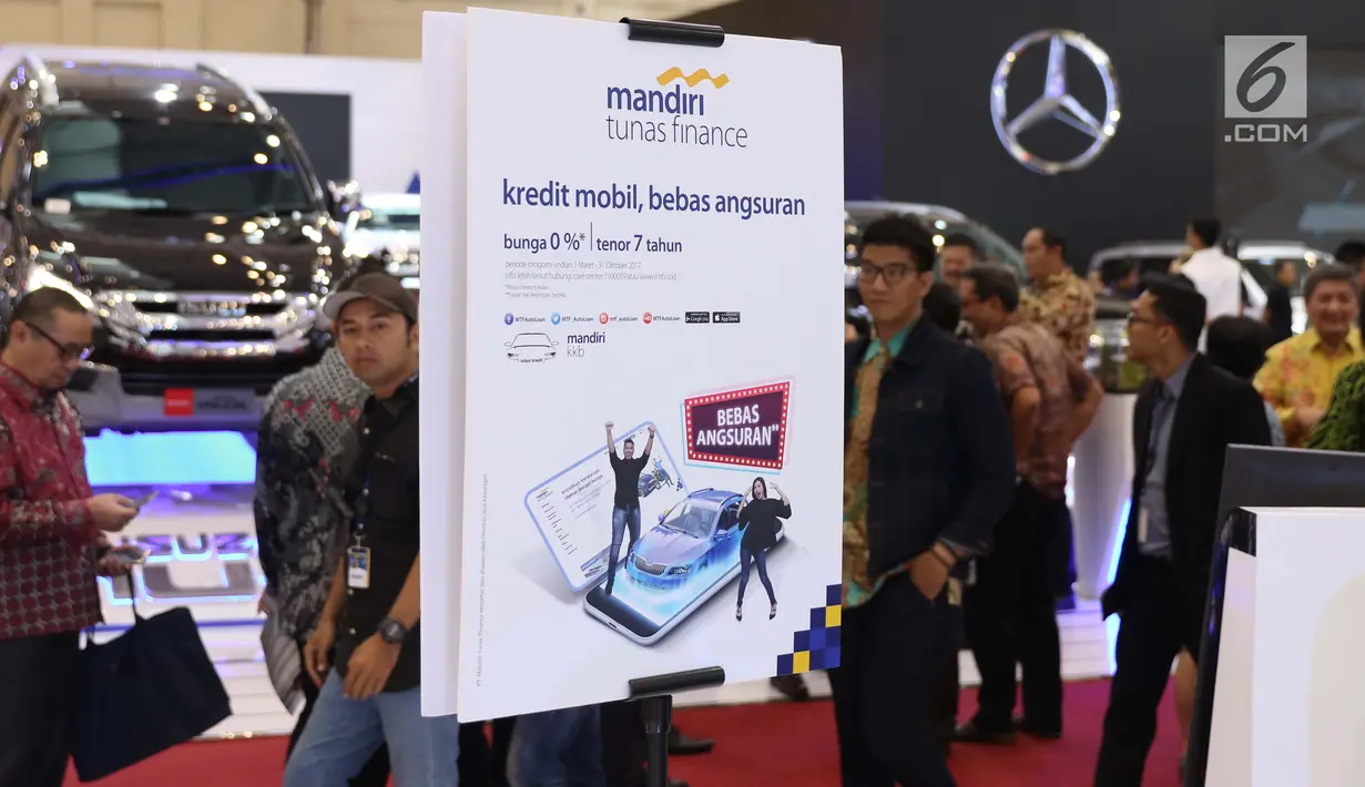Suasana booth Bank Mandiri di GIIAS 2017, Tangsel, Kamis (10/8). Bank Mandiri bersama MTF, MUF dan BSM menawarkan fasilitas pembiayaan bagi pengunjung yang ingin mendapatkan kendaraan mulai dari kategori luxury-fast moving. (Liputan6.com/Angga Yuniar)