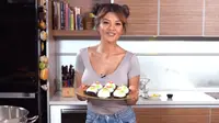 Kreasi bakpao telur asin ala Farah Quinn. (Screenshot YouTube Farah Quinn/https://www.youtube.com/watch?v=kzUANcxx4YE&t=3s/Putu Elmira)