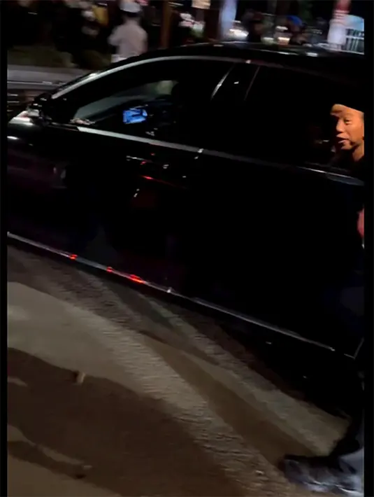 Lampu kabin yang ditumpangi Jokowi dan Ibu Iriana tampak menyala. Presiden dan Ibu Negara melambaikan tangan ke para penonton yang usai menyaksikan konser.  [Instagram/baimwong]