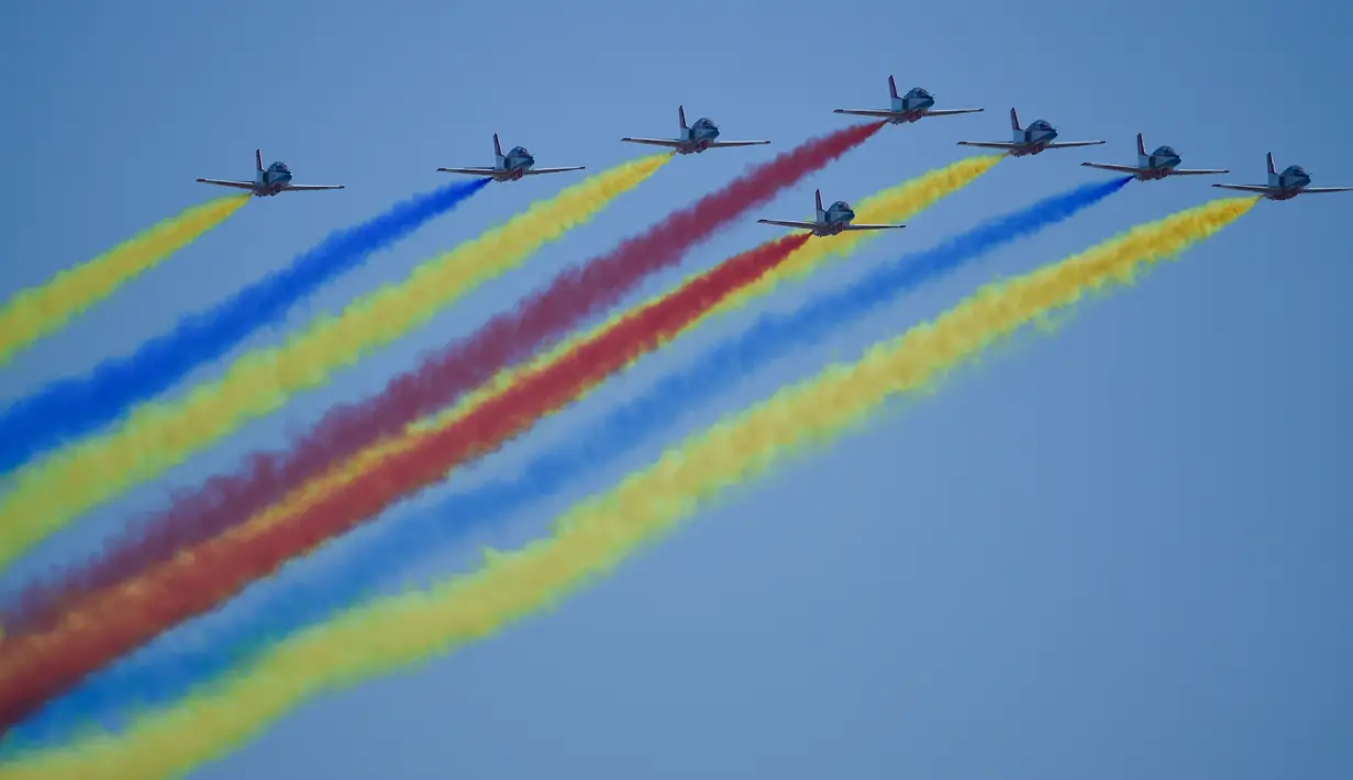 Jet Hawk K-8 dari Red Falconmelakukan manuver pada ajang Zhuhai Airshow atau China Airshow 2018 di Guangdong, Selasa (6/11). Pertunjukan ini menjadi ajang memamerkan kekuatan Angkatan Udara Tentara Pembebasan Rakyat China. (WANG ZHAO / AFP)