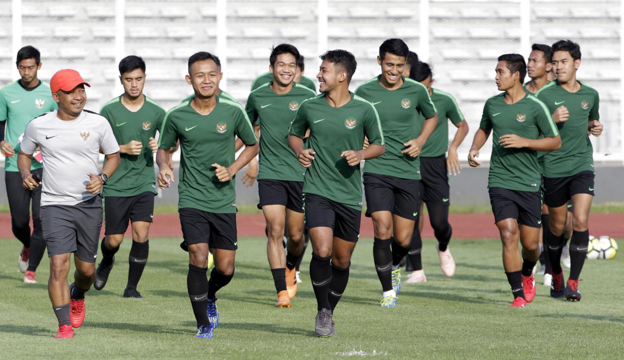 Pemain Timnas Indonesia U-22 saat latihan di Stadion Madya, Senayan, Jakarta, Senin (4/3). Latihan tersebut untuk persiapan kualifikasi Piala AFC U-23. (Bola.com/M Iqbal Ichsan)