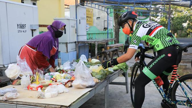 Tengah Melintas di Jalan, Ganjar 'Borong' Jualan Para Pedagang Keliling - Vimarsana News