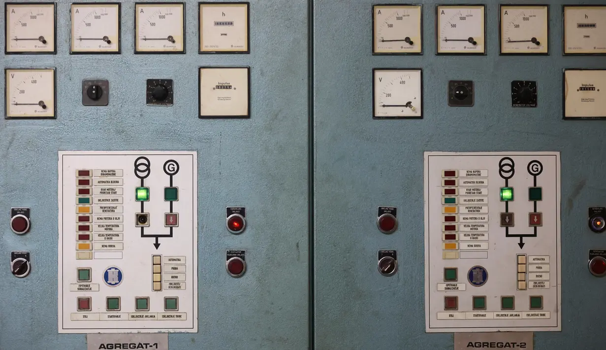 Sakelar dan pengukur pada satu kontrol pembangkit listrik dalam komando perang atom bawah tanah Josip Broz Tito di Konjic, Bosnia, 17 Oktober 2022. Bunker ini dibangun untuk menghadapi perang nuklir. (AP Photo/Armin Durgut, File)