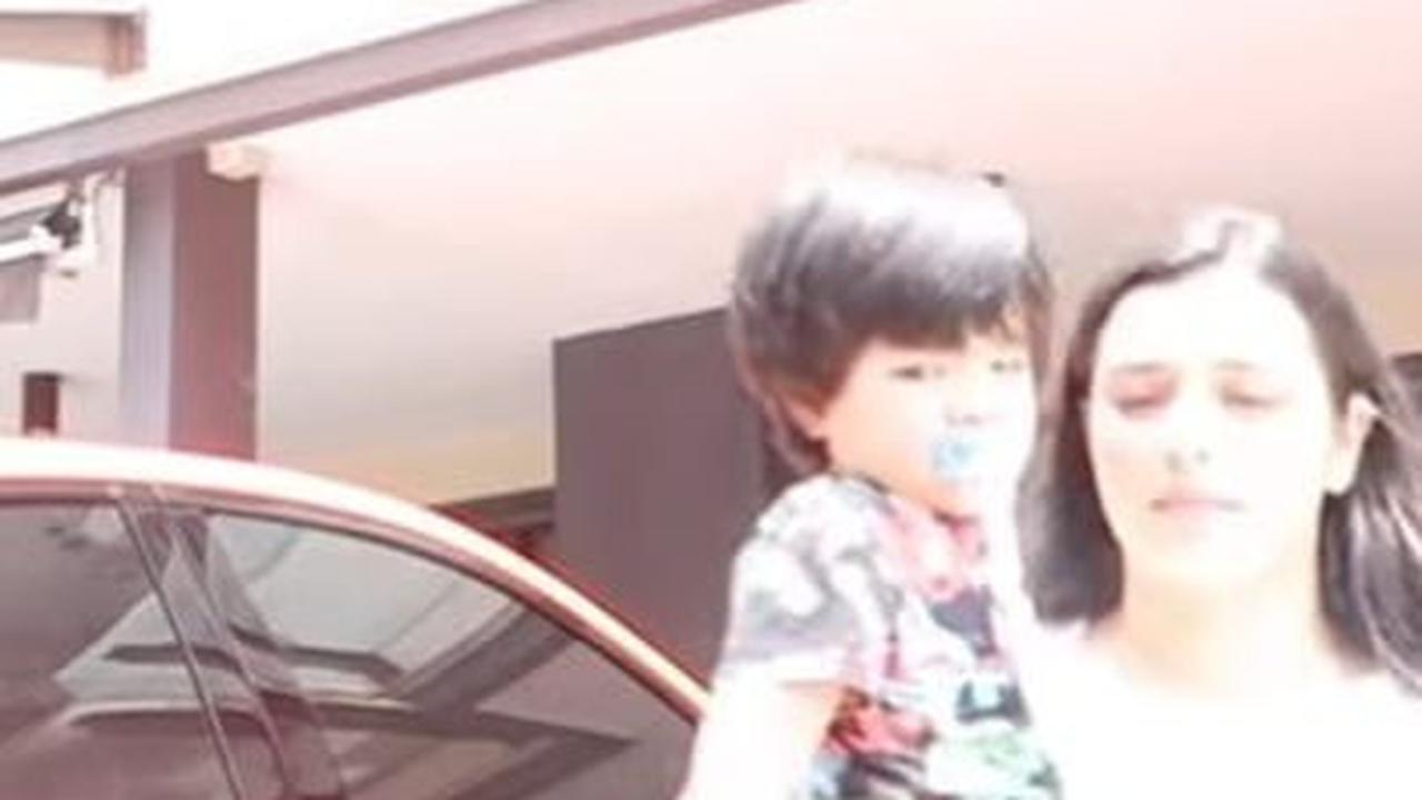 Terlihat rumah mewah Engku Emran bernuansa putih.

(foto :youtube.com/athisha khan)