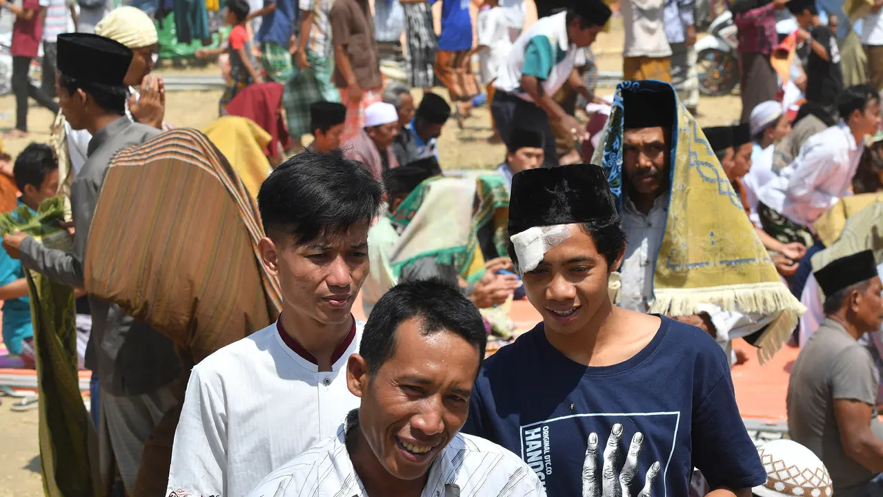 Suasana Haru Salat Jumat Pascagempa di Lombok