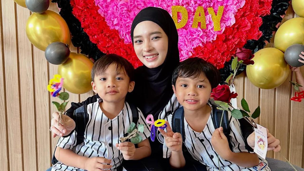 7 Potret Ibunda Inara Rusli yang Jarang Tersorot, Sama Cantiknya