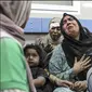 Seorang wanita menangis usai serangan di RS Gaza, Selasa 17 Oktober 2023. Dok: AP Photo/Abel Khaled