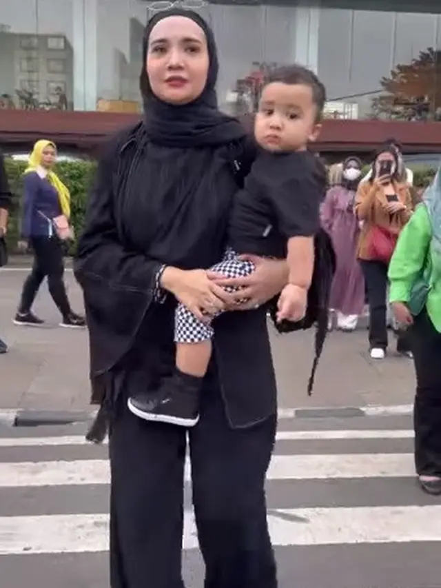 Zaskia Sungkar mengajak putranya, Ukkasya melenggang di Citayam Fashion Week. (Foto: Instagram/zaskiasungkar15)