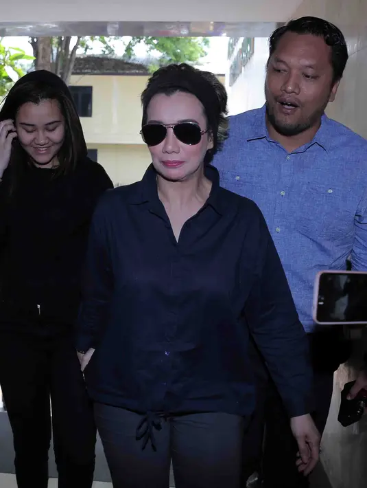 Seperti diketahui, ibu dua anak itu melaporkan Aa Gatot pada Jumat (7/10/2016) silam. Ia mengaku ditipu saat dirinya berada di Padepokan Aa Gatot selama 12 tahun. (Deki Prayoga/Bintang.com)