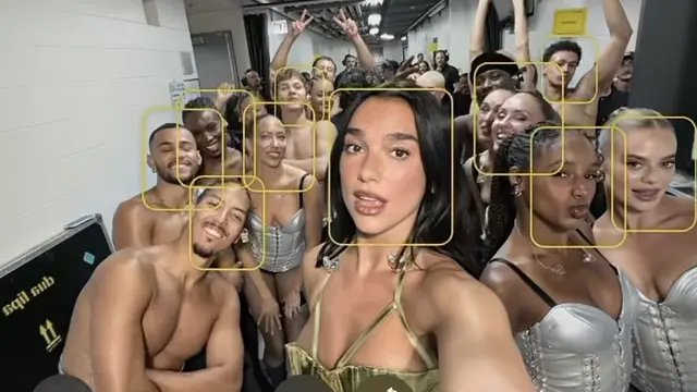 Dua Lipa saat sselfie dengan iPhone 17 Pro bersama para dancer.  [@apple/@dualipa]
