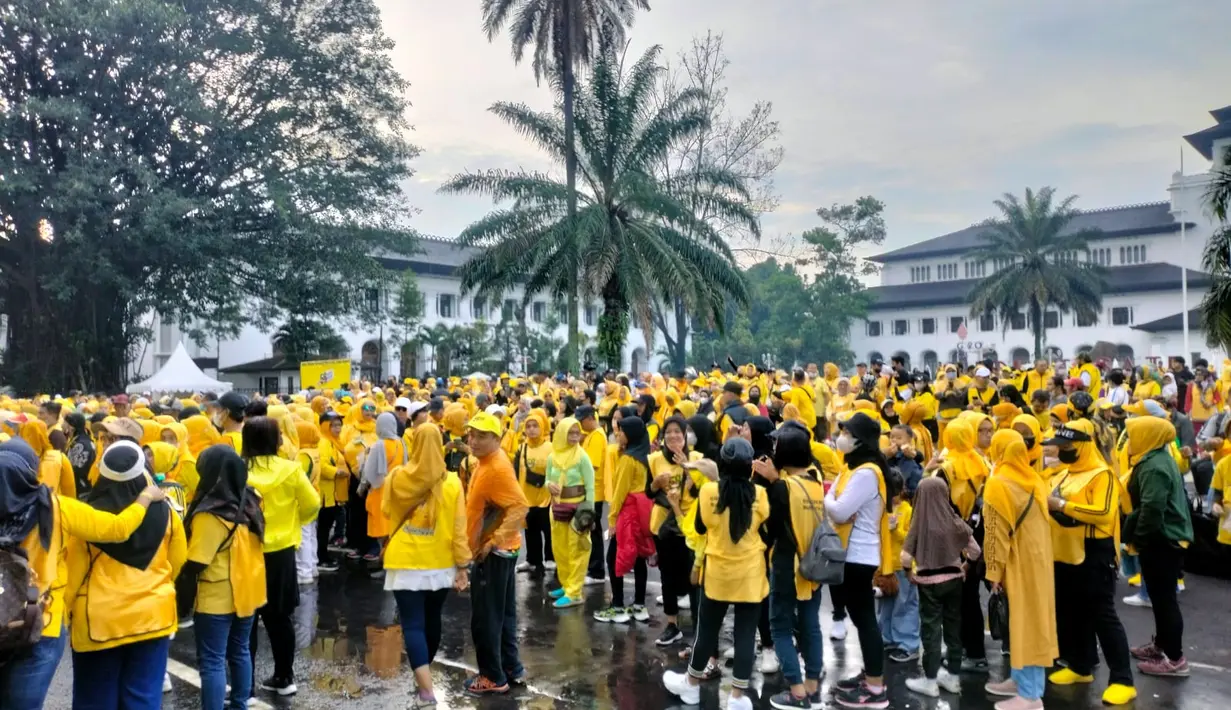 Warga berkumpul mengikuti kegiatan jalan sehat yang digelar DPD Partai Golkar Jawa Barat dan DPD Partai Golkar Kota Bandung di Area Lapangan Gasibu Jl. Diponegoro Bandung, Minggu (16/10/2022). Pantauan di lapangan lebih dari 12 ribu warga Bandung ikut serta dalam perhelatan Jalan Sehat menyambut hari jadi ke-58 Partai Golkar. (Foto:Dok Golkar)
