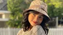Berpose dengan senyum tanpa melihat ke kamera, semakin membuat Fuji terlihat cantik. Pesona cantiknya begitu terpancarkan hingga banyak orang terpesona. Tak heran jika kini, Fuji memiliki banyak penggemar. (Liputan6.com/IG/@Fuji)
