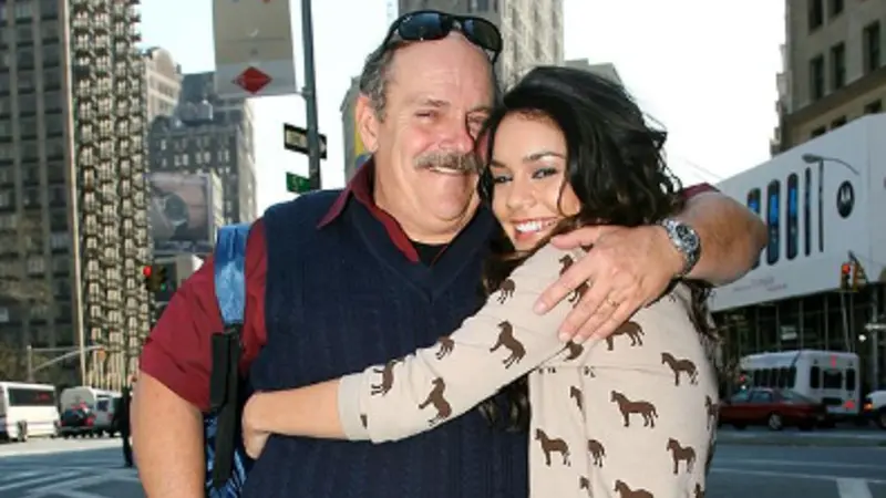 Kesedihan Vanessa Hudgens saat Sang Ayah Meninggal Dunia