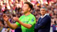 Ekspresi pelatih Real Betis Quique Setien saat anak asuhnya menghadapi Atletico de Madrid pada pertandingan Liga Spanyol di Stadion Wanda Metropolitano, Madrid, Spanyol, 7 Oktober 2018. Setien menjadi pelatih Barcelona menggantikan Ernesto Valverde yang dipecat. (GABRIEL BOUYS/AFP)