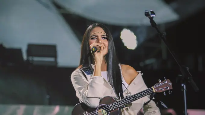 7 Gaya Aurelie Moeremans saat Main Ukulele, Cantik Bertalenta