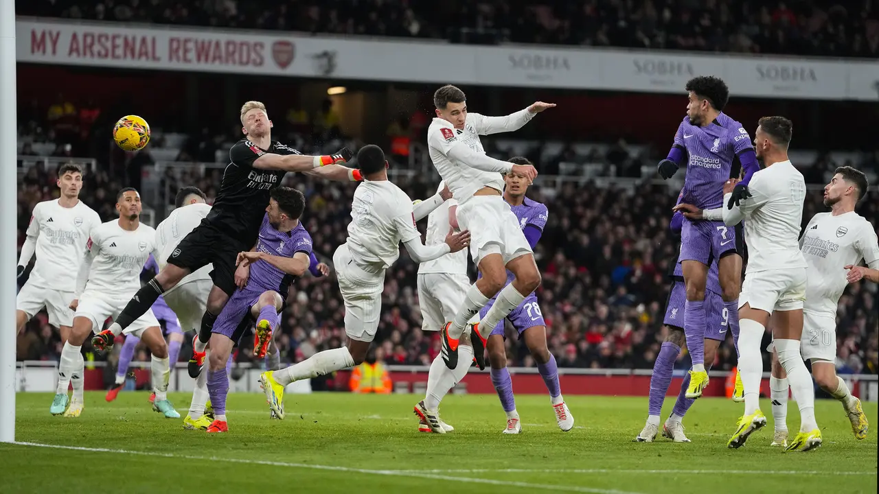 Foto: Jersey Serba Putih Arsenal saat Melawan Liverpool di Piala FA, Kampanyekan Anti Kekerasan dan Kejahatan di Kalangan Remaja
