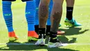 Tato pemain Italia, Simone Zaza dengan corak mawar di kaki kanan saat melakukan sesi latihan jelang Euro Cup 2016 di Montpellier, (9/6/2016). (AFP/Vincenzo Pinto)