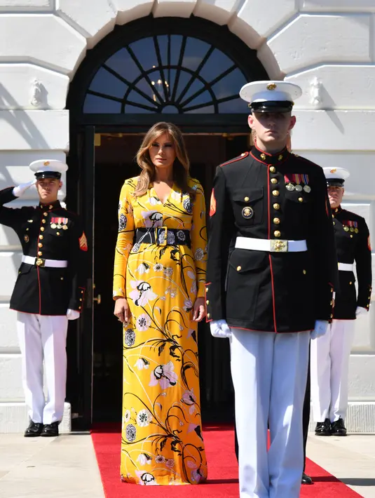Ibu Negara AS, Melania Trump, saat menunggu kedatangan PM India, Narendra Modi di Gedung Putih, Senin (26/6). Untuk acara itu, Melania Trump mengenakan gaun berbahan crepe yang dijual dengan harga retail Usekitar Rp 28,7 jutaan. (Nicholas Kamm / AFP)
