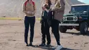 Cardigan tersebut dipadukan dengan inner putih, celana slim fit navy, dan hiking shoes hitam yang nyaman untuk menjelajah area pasir Bromo. Kombinasi warna netral dan potongan simpel membuat look ini terasa effortless namun tetap polished. [@lunamaya].