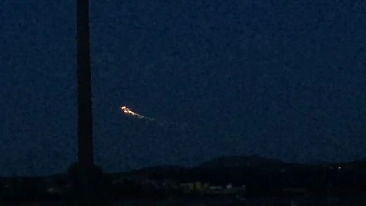 3 cahaya misterius di langit Somerset, Inggris. (SWNS)