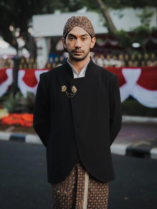 <p>Reza Rahadian menjadi tamu undangan di acara peringatan Hari Ulang Tahun (HUT) ke-77 Republik Indonesia (RI) di Istana Merdeka, Jakarta, Rabu (17/8/2022). Penampilan aktor kawakan ini pun jadi pusat perhatian. (Instagram/hagaipakan)</p>
