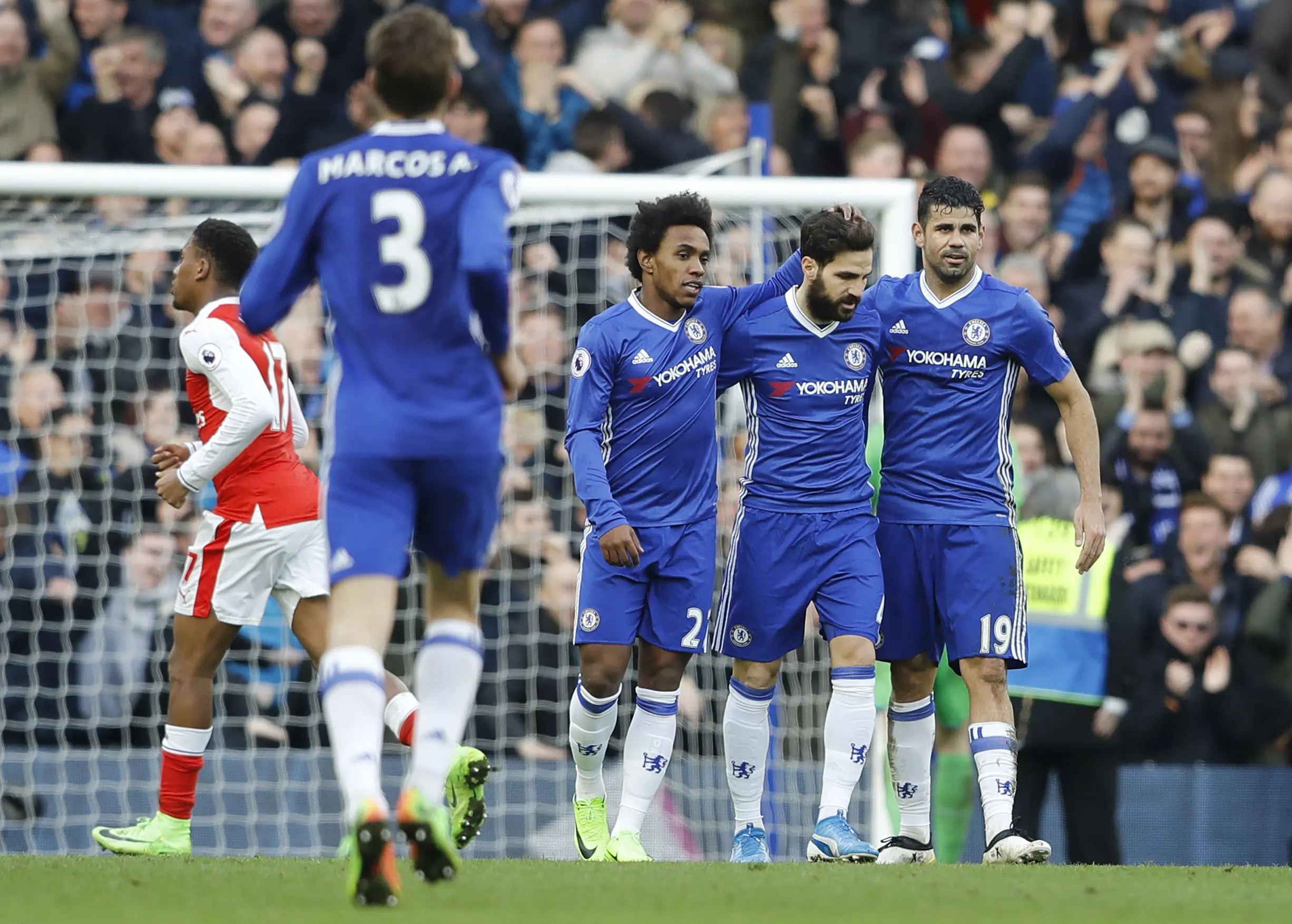 Cesc Fabregas (dua dari kanan) mencetak gol ketiga Chelsea ke gawang Arsenal pada laga Liga Inggris, Februari 2017. Chelsea menang 3-1. (AP Photo/Frank Augstein)