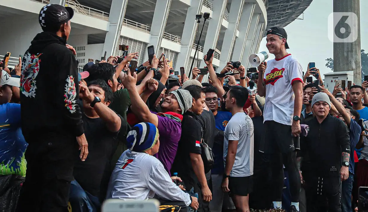 Ia mengenakan pakaian santai, kaos putih bertuliskan 'Merdeka' dengan celana panjang hitam serta topi hitam yang dipakai terbalik ala anak muda. (Liputan6.com/Faizal Fanani)