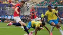 Pemain Norwegia Alexander Soerloth, mengoper bola melawan pemain Brasil Douglas Santos, dan Gabriel Magalhaes selama pertandingan sepak bola babak 16 besar Piala Dunia antara Brasil dan Norwegia di East Rutherford, N.J., dekat New York, Minggu, 5 Juli 2026. (AP Photo/Seth Wenig)