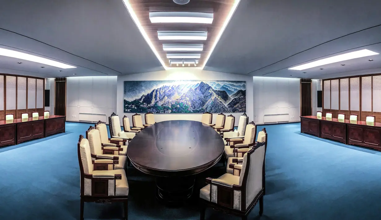 Ruang pertemuan antara Pemimpin Korea Utara Kim Jong-un dengan Presiden Korea Selatan Moon Jae-in di Zona Demiliterisasi, Korea Selatan, Rabu (25/4). Pertemuan dijadwalkan berlangsung pada 27 April 2018. (South Korea Presidential Blue House via AP)