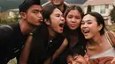 Dan yang paling mencuri perhatian adalah, ketika pemilik akun Instagram @sadam.jpg membagikan beberapa potret jalan-jalan mereka. Mereka berenam tampak berfoto bersama dengan gaya andalan. Namun, pose Pratama Arhan justru bikin salfok netizen. Pasalnya, ia jarang menampilkan potret yang penuh ekspresi seperti itu. (Liputan6.com/IG/@sadam.jpg)