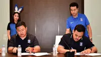 Dua atlet PES Indonesia, Adyatma dan Rizal, sedang menandatangani kontrak.  (FOTO / BGPU)