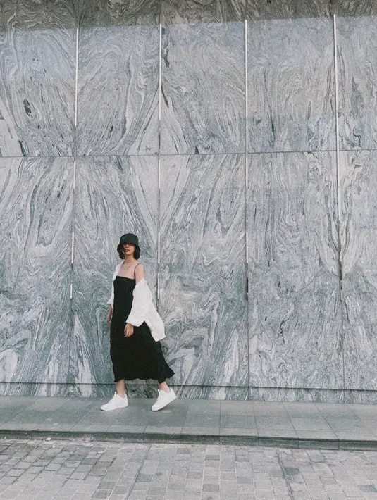 <p>Kemeja putih juga merupakan outerwear basik yang wajib untuk kamu miliki.&nbsp;(instagram/sheiladaisha)</p>