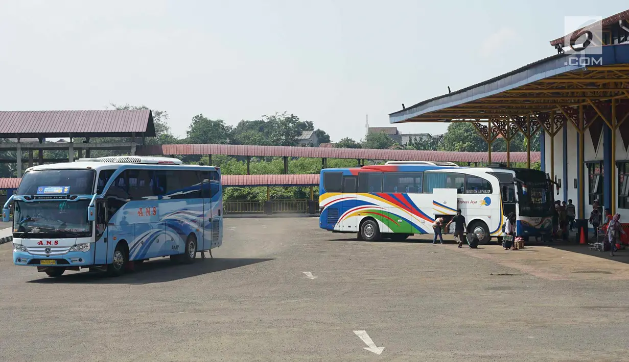 Suasana aktivitas di sekitar Terminal Jatijajar, Depok, Jawa Barat, Selasa (18/6/2019). Pemerintah Kota Depok melalui Dinas Perhubungan melarang jasa transportasi online mengambil penumpang di Terminal Jatijajar. (Liputan6.com/Immanuel Antonius)