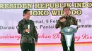 Presiden Jokowi tertawa saat memberikan kuis dalam HPN 2018 di Padang, Sumatera Barat, Jumat (9/2). Dalam HPN 2018, Jokowi menceritakan kunjungannya ke keluarga dari tokoh pers yang sangat dikagumi, Djamaluddin Adinegoro. (Liputan6.com/Pool/Biro Setpres)