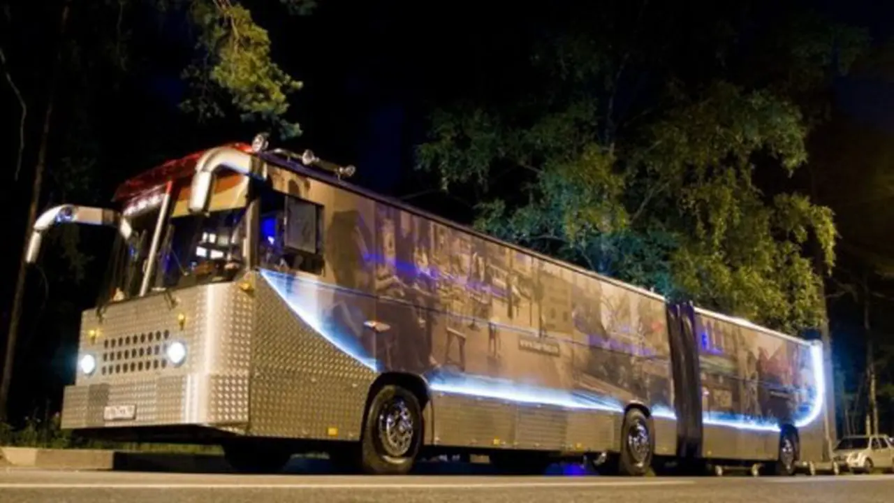 Ssst.. Bus Ini Sediakan Hiburan 'Orang Dewasa'