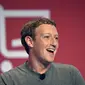 Tawa Mark Zuckerberg sebelum dirundung masalah pencurian data pengguna Facebook. (AFP/LLUISE GENE)
