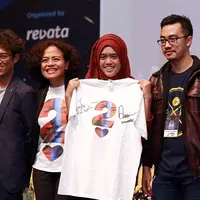 Peserta talkshow yang beruntung ini menang kuis dan mendapatkan hadiah berupa kaos AADC 2 yang ditandatangani oleh Dian Sastrowardoyo dan Nicholas Saputra. (Wimbarsana/Bintang.com)